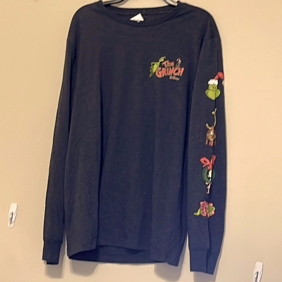 🎄GRINCH🎄LONG SLEEVE DK GRAY TOP W/LEFT SLEEVE, FRONT CHEST & BACK DESIGNS NWT - Picture 3 of 12
